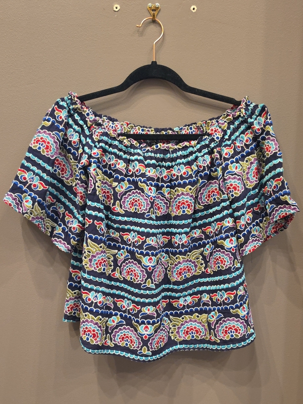 Romeo & Juilet Couture Off-Shoulder Floral Print Top in Navy Multi Color Small